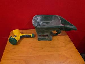 lot 155 image: Handy green and Miracle Grow Garden Feeder Sprayer