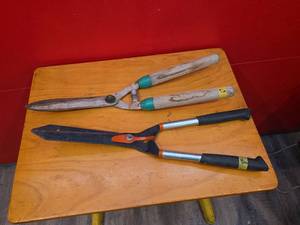 lot 157 image: Garden Hedge Shears Set