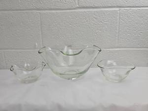 lot 219 image: Clear Glass Ruffled Edge Bowl Set with Handles