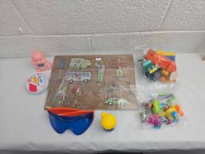 lot 222 image: Mixed Childrens Toy Lot with Puzzle and Small Figures