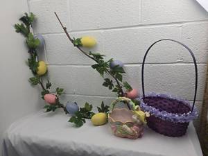 lot 229 image: Easter Decoration Bundle with Baskets and Garland