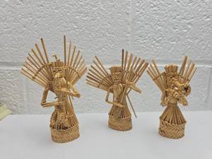 lot 237 image: Handwoven Straw Angel Figurines Set of 3