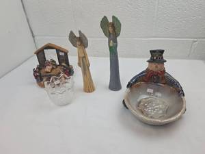 lot 242 image: Christmas Holiday Decorative Collection