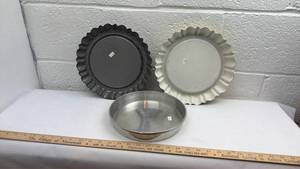 lot 251 image: Aluminum Pie Pans and Tart Molds Set