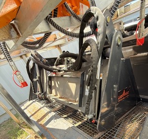 lot 5210 image: Unused Land Honor 444-In-1 Combo Mini Skid Steer Bucket (MCB-72-44W)