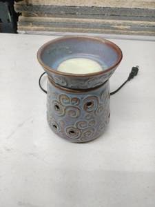 lot 20631 image: Scentsy Lisbon Swirl full-size wax warmer