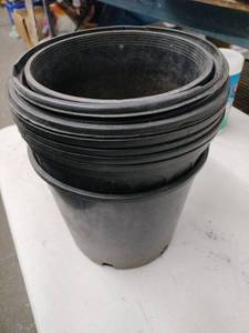 lot 20651 image: Set of 8 Small Outdoor Planters