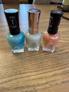 lot 4959 image: Three pack of Sally Hansen nail color