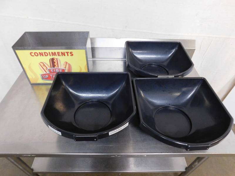 lot 1926 image: 4 Condiment Containers