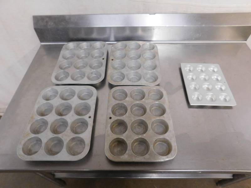 lot 1931 image: 5 Cupcake Pans