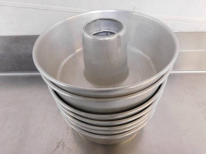 lot 1930B image: 7 Bunt Cake Pans