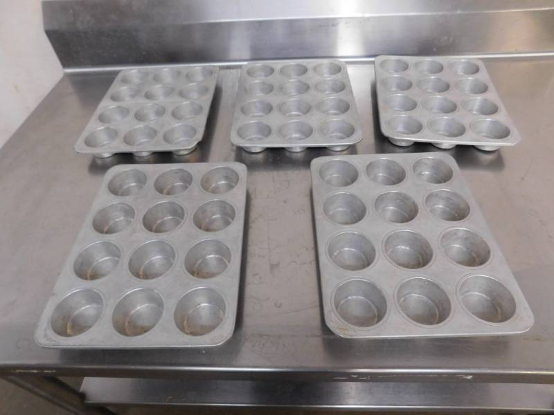 lot 1932 image: 5 Cupcake Pans