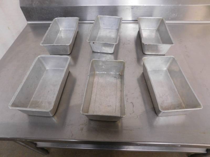 lot 1933 image: 6 Alluminum Pans