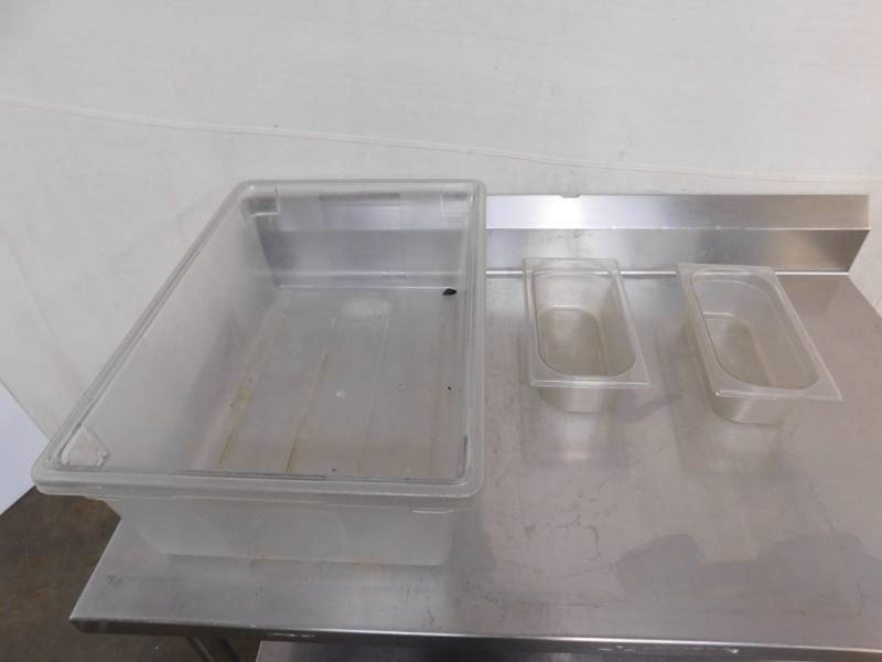 lot 1936 image: 3 Rubbermaid Plastic Pans