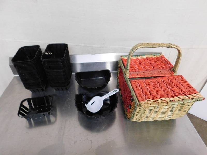 lot 1957 image: Plastic Baskets and Straw Basket