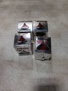 lot 5186 image: 4pk Hersheys Kisses Santa Hat 1.45oz