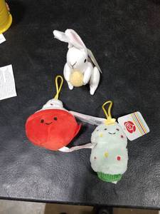 lot 4018 image: 3pk Small Plush Decorations