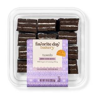 lot 6747 image: Chocolate Tuxedo Mini Layer Cakes - 10oz - Favorite Day