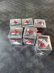 lot 7039 image: 6pk HERSHEYS Kisses Large Santa Hat 1.45oz