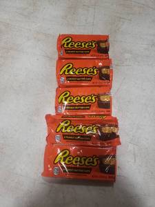 lot 7696 image: 5pk 2ct Reeses Peanut Butter Cups