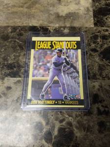 lot 745 image: 1990 Fleer League Standouts Don Mattingly New York Yankees Baseball Card