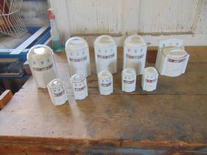 lot 4613 image: Spice Jar Set - -Please see pictures for damage