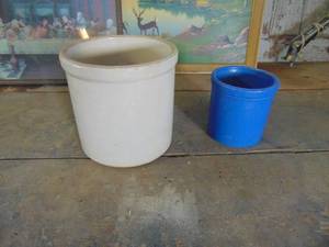 lot 4624 image: Pair of Crocks - - 1 Gallon and smaller one Painted blue