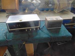 lot 4651 image: Pair of Vintage Radios