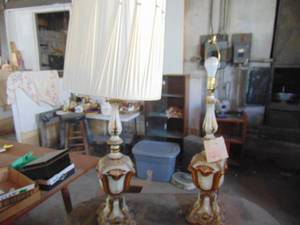 lot 4751 image: Pair of vintage table lamps-only one shade