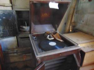 lot 4753 image: Victrola phonograph