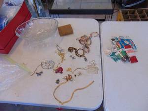 lot 4659 image: Selection of Costume Jewelry
