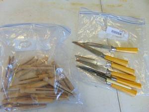 lot 4696 image: Bakelite Handled Steak Knives and Clothes Pins