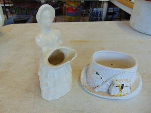 lot 4702 image: Pair of Planters