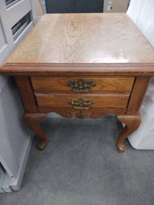 lot 20909 image: vintage oak end table featuring Queen Anne legs