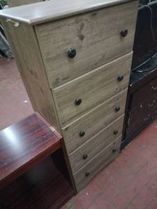 lot 52867 image: Perdue Woodworks Weathered Gray Ash 5-Drawer Chest