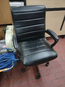 lot 52881 image: black ribbed executive office chair