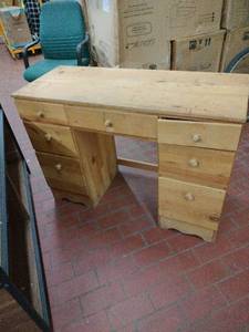 lot 52918 image: solid pine wood kneehole desk