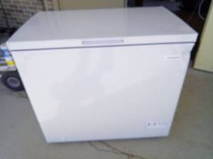 lot 1001 image: 7 cu. Ft Frigidaire White Chest Freezer with Wire Basket - Retail $350