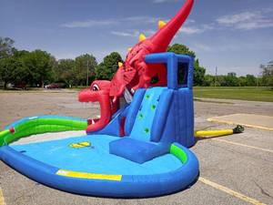 lot 1016 image: Large Dinosaur Water Slide Bouncy Castle Play Center, TESTED, No Blower Included - Retail $800