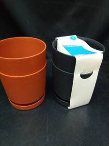 lot 1103 image: 4 pack Plastic Plant Pots with Saucers Set4x4x4 - Retail $10