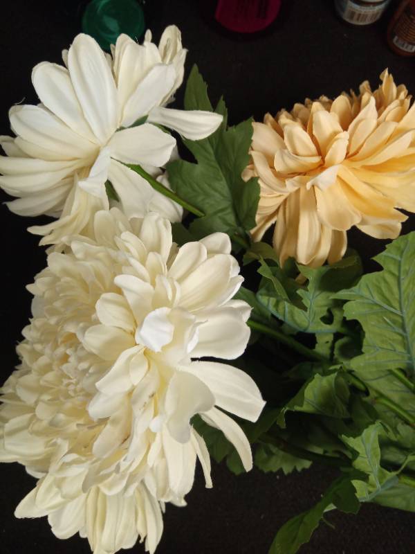 lot 2018 image: Artificial Peach and White Dahlia Stems - Retail $25
