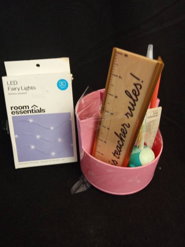 lot 2056 image: Teacher Supply Bundle with LED Lights - Retail $15