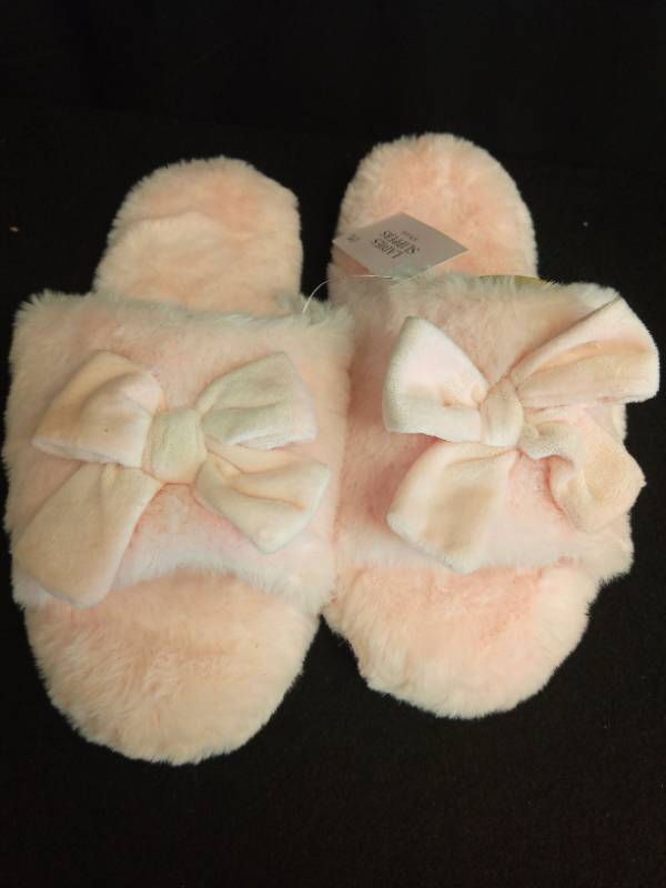lot 2132 image: Plush Pink Bow Slippers - Retail $15