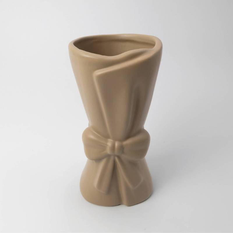 lot 2092 image: MFR Studio Bow Vase Taupe - Retail $15