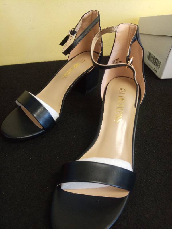 lot 2136 image: Dreampair Classic Black Ankle Strap Heeled Sandals