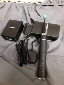 lot 537 image: AquaSonic Black Series Ultra-Whitening Electric Toothbrush with Charging Base - Retail $25