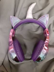 lot 605 image: Purple Unicorn Kids Headphones with Horn and Ears - Retail $15