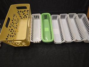lot 3749 image: Plastic Storage Baskets Set