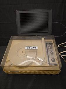 lot 5050 image: d�JAY Model 275 Turntable Record Player with Built-in Speakers