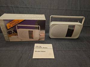 lot 5068 image: Soundesign Model 2204 SGY AMFM Portable Radio with Original Box